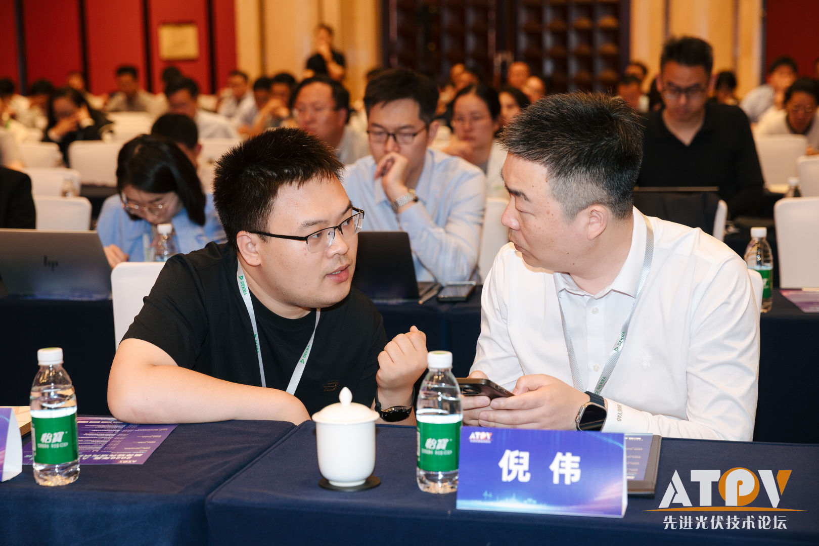 Houyao team discussing with industry experts at the forum venue